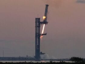 SpaceX bắt thành công tên lửa đẩy tải sử dụng Starship booster bằng cánh tay robot chopstick