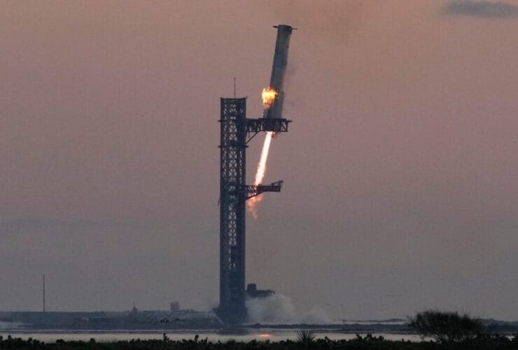 SpaceX bắt thành công tên lửa đẩy tải sử dụng Starship booster bằng cánh tay robot chopstick