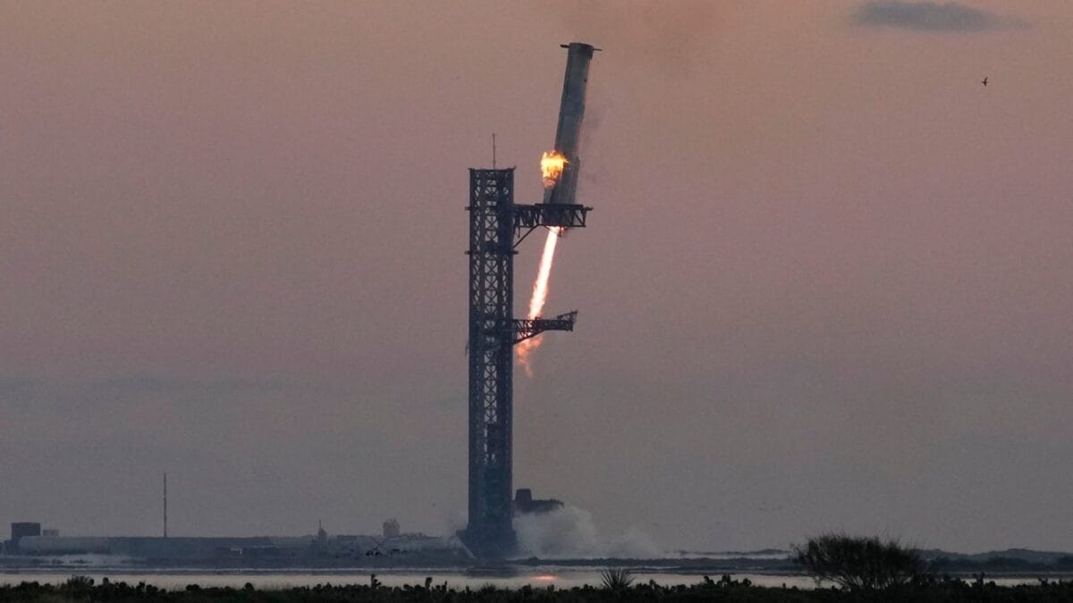 SpaceX bắt thành công tên lửa đẩy tải sử dụng Starship booster bằng cánh tay robot chopstick